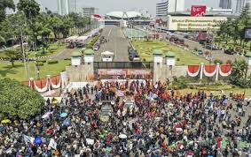 Gelombang Protes 2025 di Indonesia: Akar Masalah, Tuntutan, dan Dampak Politik